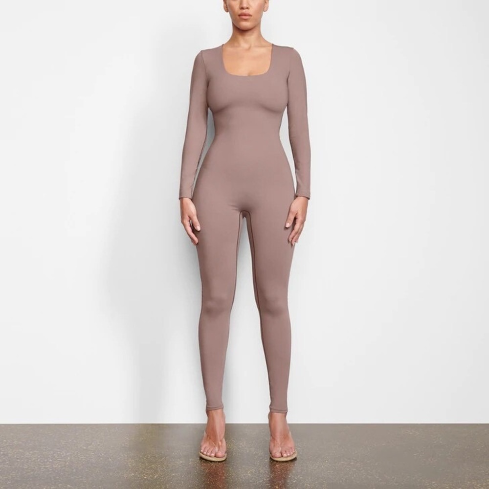 SKIMS ALL-IN-ONE SCOOP NECK LONG SLEEVE ONESIE | UMBER